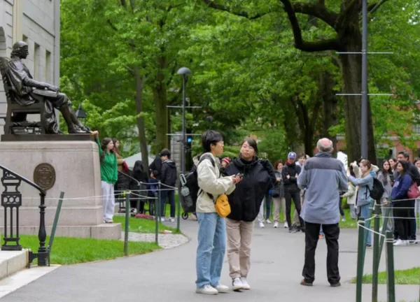 China critica a Estados Unidos por acción contra estudiantes chinos