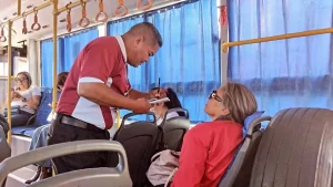 Promotores de TransApure ofrecen atención de calidad a sus usuario en unidades…
