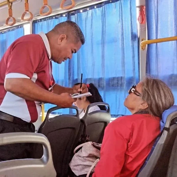 Promotores de TransApure ofrecen atención de calidad a sus usuario en unidades de transporte