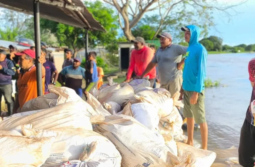 Comandante de la ZODI N° 31 y comandante de la GNB N° 35 acompañan al alcalde de Pedro Camejo en zonas afectadas por inundación