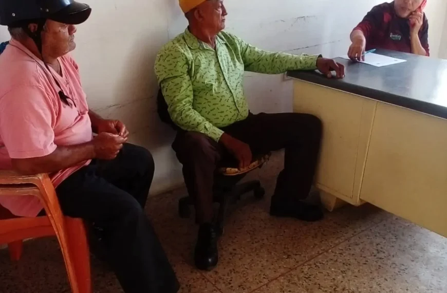Sala de servicios sociales Achaguas brinda asesoria a adulto mayor.